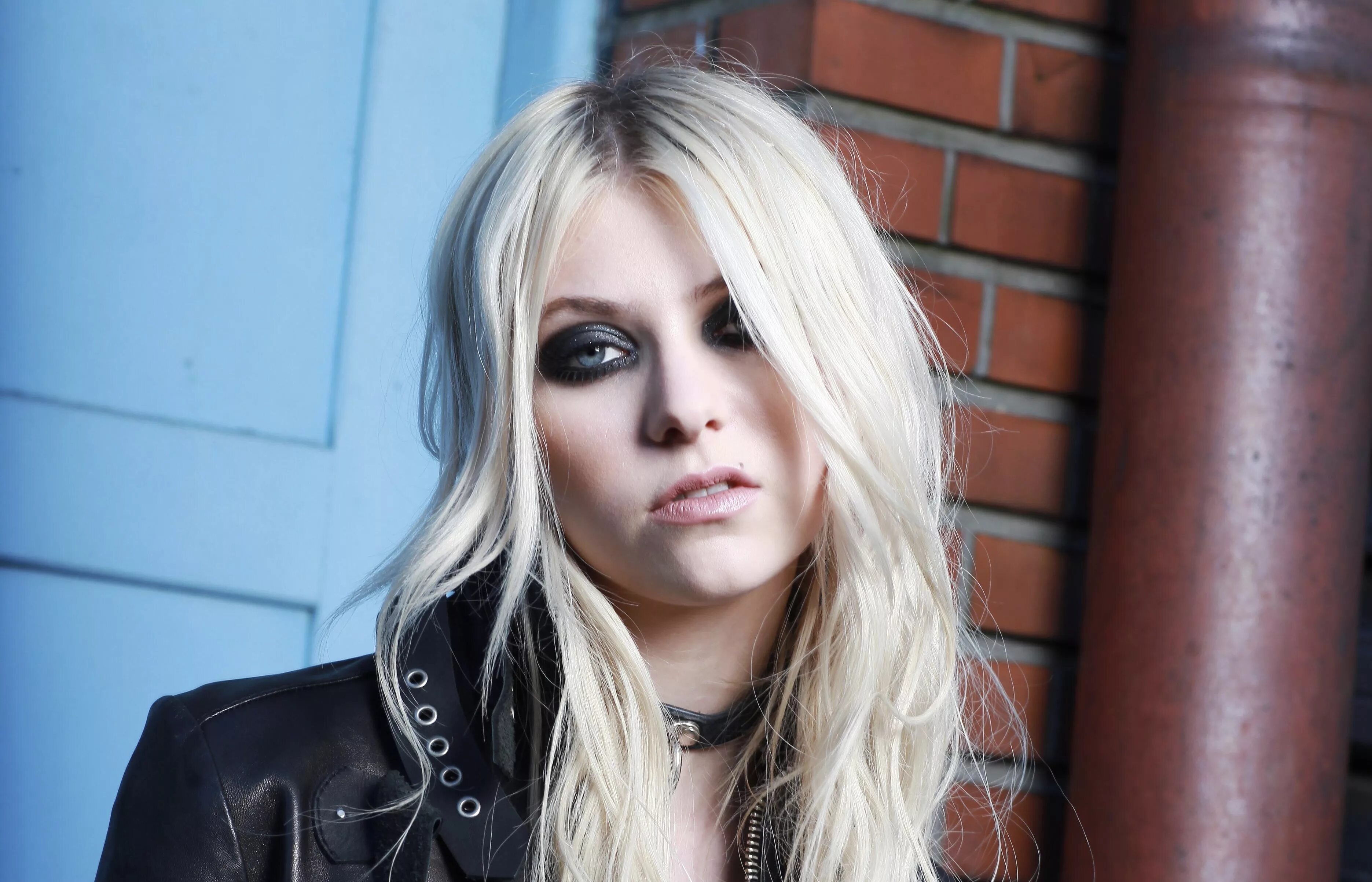 Группа the pretty Reckless. Тейлор Момсен. Тейлор Момсен Претти реклесс. Группа Претти реклесс. Тейлор группа