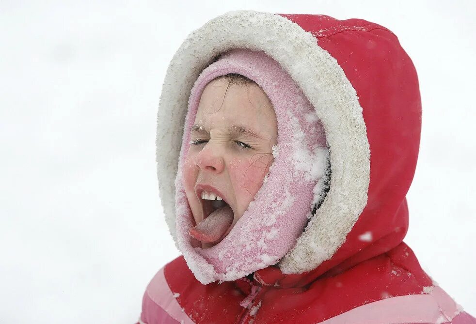 Ловить ртом воздух. Девочка ловит снег ртом. Ловить снег ртом. Ловит снежинки языком. Ловить снежинки ртом.