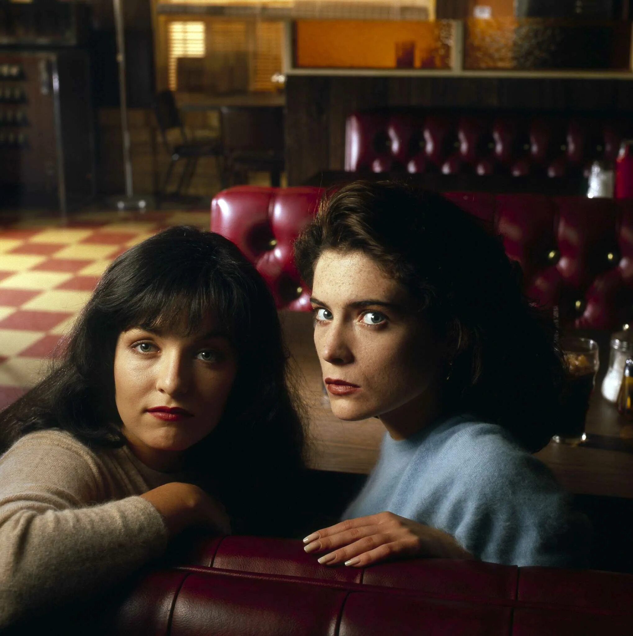 Твин пикс краткое содержание. Лора палмер и донна. твин пикс / twin peaks (1990). твин пикс сериал лора. лора палмер и донна хейворд.