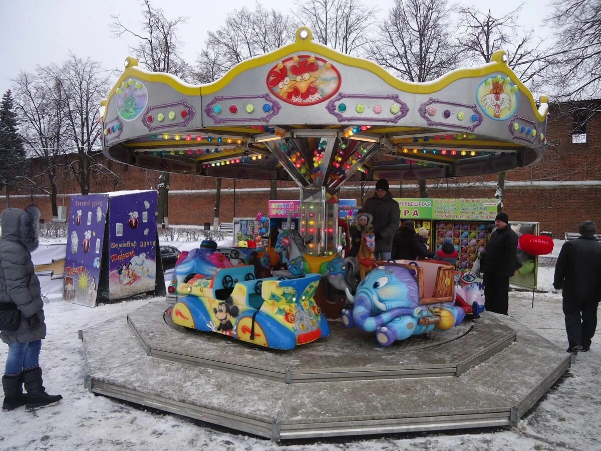 Сормовский парк Нижний Новгород аттракционы. Нижний Новгород карусели аттракционы. Развлечение для детей на площади. Аттракционы на Покровской.