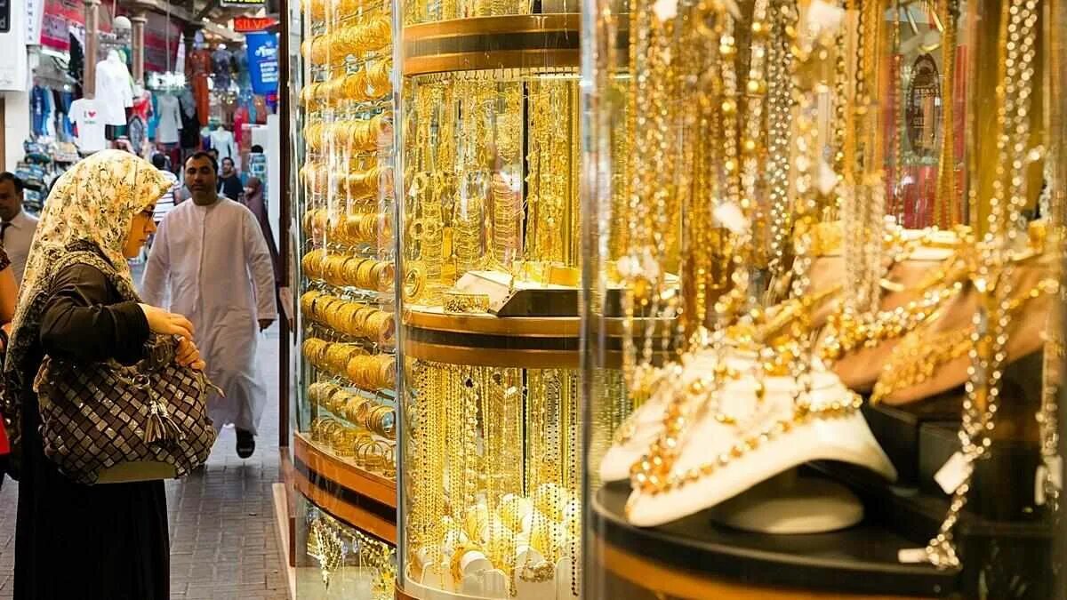 Какое золото внутри. Дубаи Gold Souk жемчуг. Кофе с золотом в Дубае. Автоматы с золотом в Дубае. Золото Саудовской Аравии.