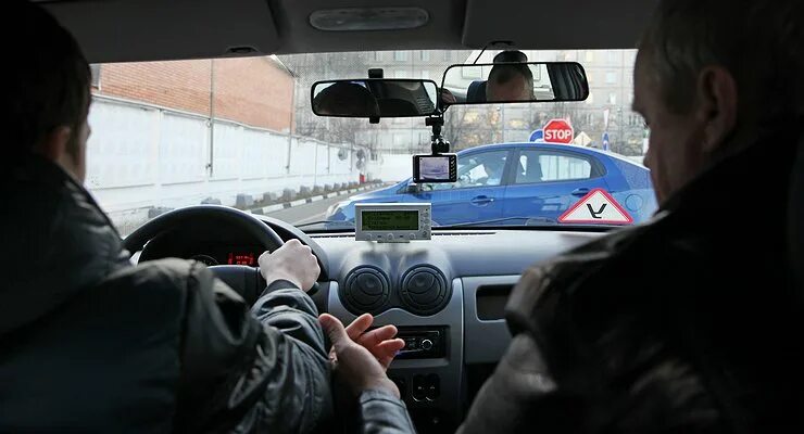 Не достает до педалей. Не рули быстро. Крути руль дави. Крути руль дави. Руль ваз 2106.