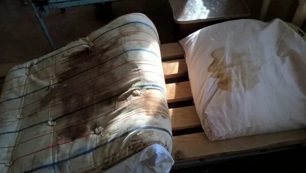 Воняют подушки. Грязное постельное белье. Грязное одеяло. Грязный матрас. Старая подушка.