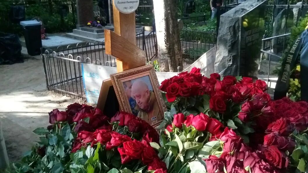 Как выглядит могила Евгения Пригожина на Пороховском кладбище Разговоры у парадн