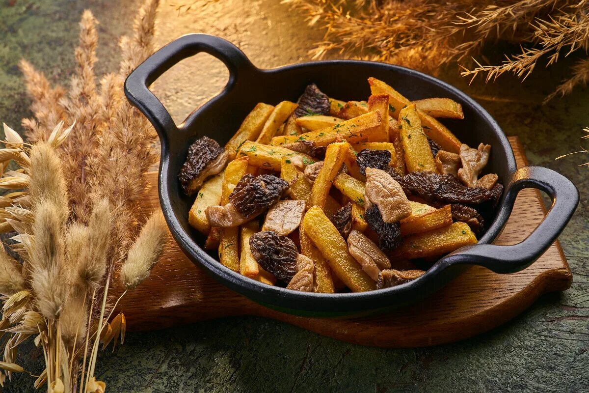 Как пожарить сморчки грибы. Блюда со сморчками. сморчки в ресторане. первые блюда русской кухни. сморчки на тарелке.