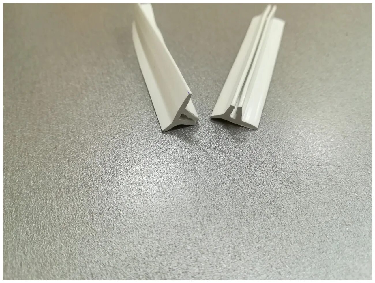 маскировочная лента вставка т501. гарпунная система крепления. 5 м. маскировочная лента f 303 (белая). заглушка т образная вс-1 для натяжных.