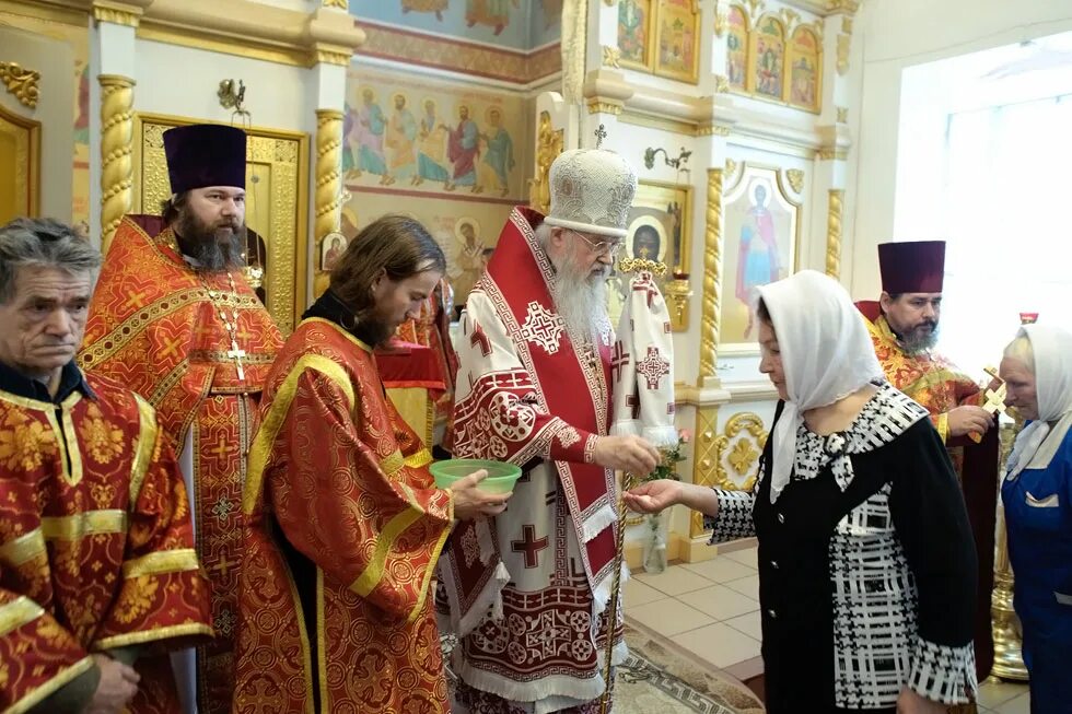 Целование креста. Владыка благословил. Целование Креста после литургии. Благословенному владыке солёных берегов..