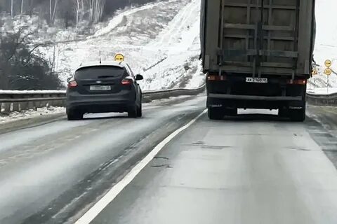 Трассе выехал на встречную полосу