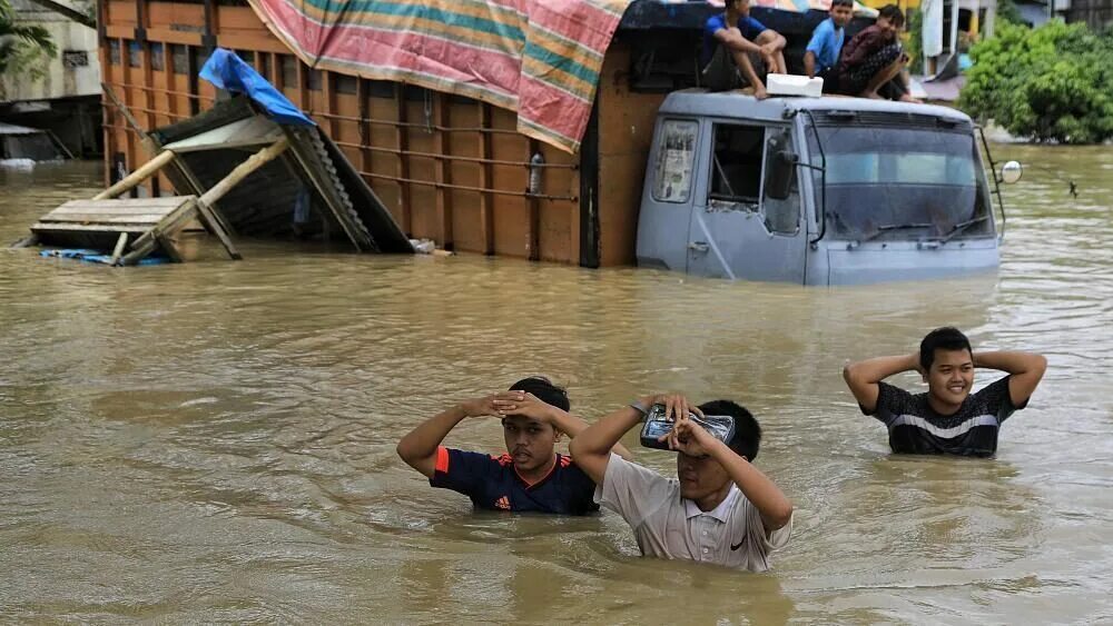 Что будет после наводнения. Наводнение в Индонезии. Наводнение в Индонезии 2004. Глобальный потоп в Индонезии 2003. Дождь в Индонезии.