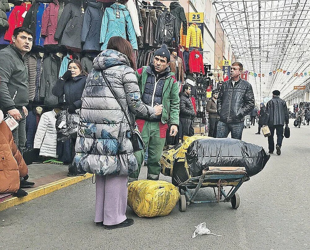 Торгаш на рынке. Рынок Садовод мигранты. Киргиз на рынке. Торгачм на рынке.