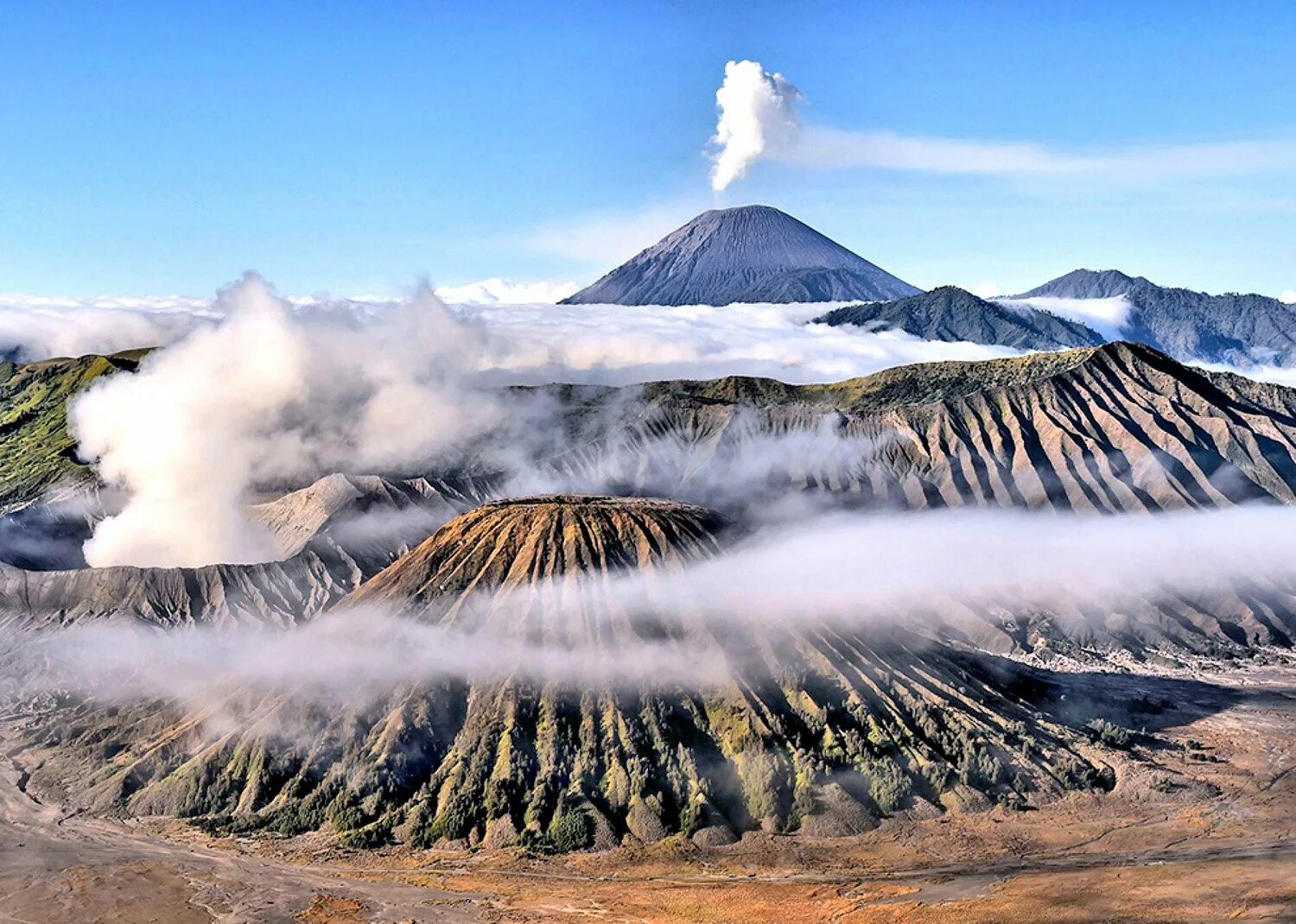 Вулкан казах. Национальный парк Бромо-Тенггер-семеру, Индонезия. Вулкан Бромо в Индонезии. Вулкан Бромо, Индонезия, острова Ява. Ява Бромо вулканы.