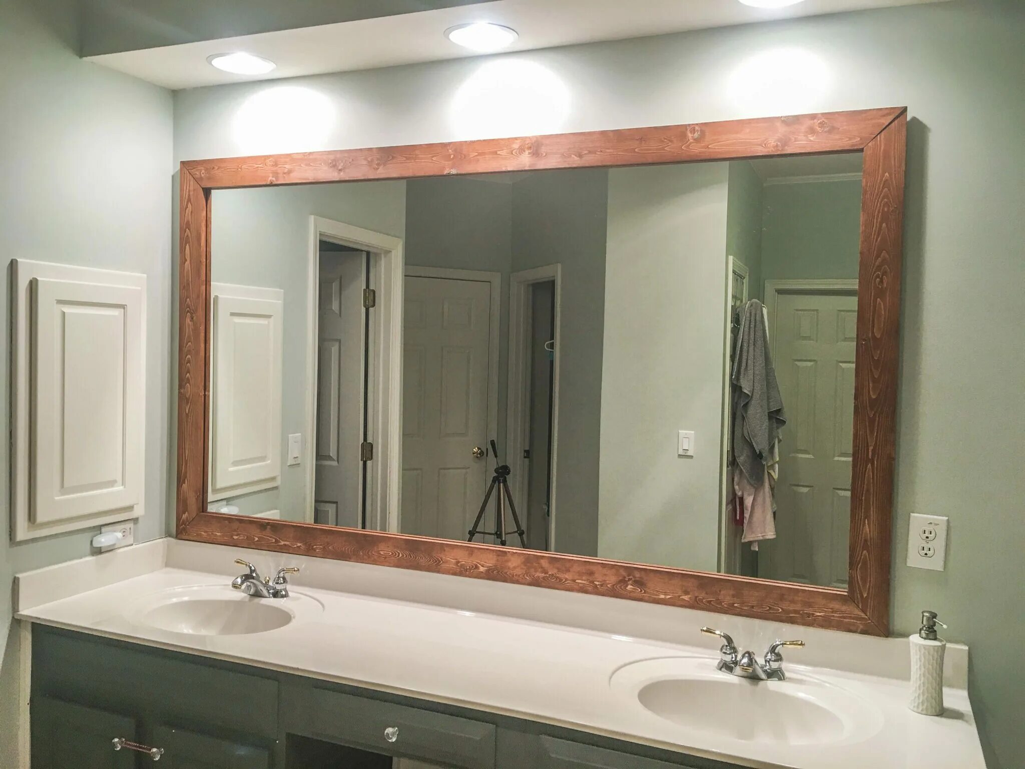 Зеркало в рамке в ванную. Зеркало в ванную. Зеркало в раме для ванной комнаты. Зеркало с рамкой в ванную комнату. Зеркало с деревянной рамой в ванную.