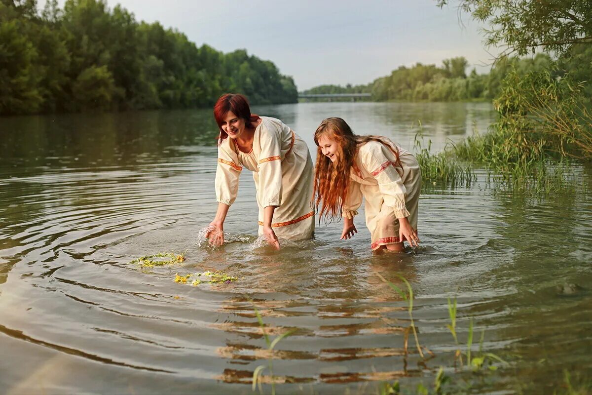 Девушки купаются в озере. Купаться в реке. Девушка купается в пруду. Купаемся на речке.