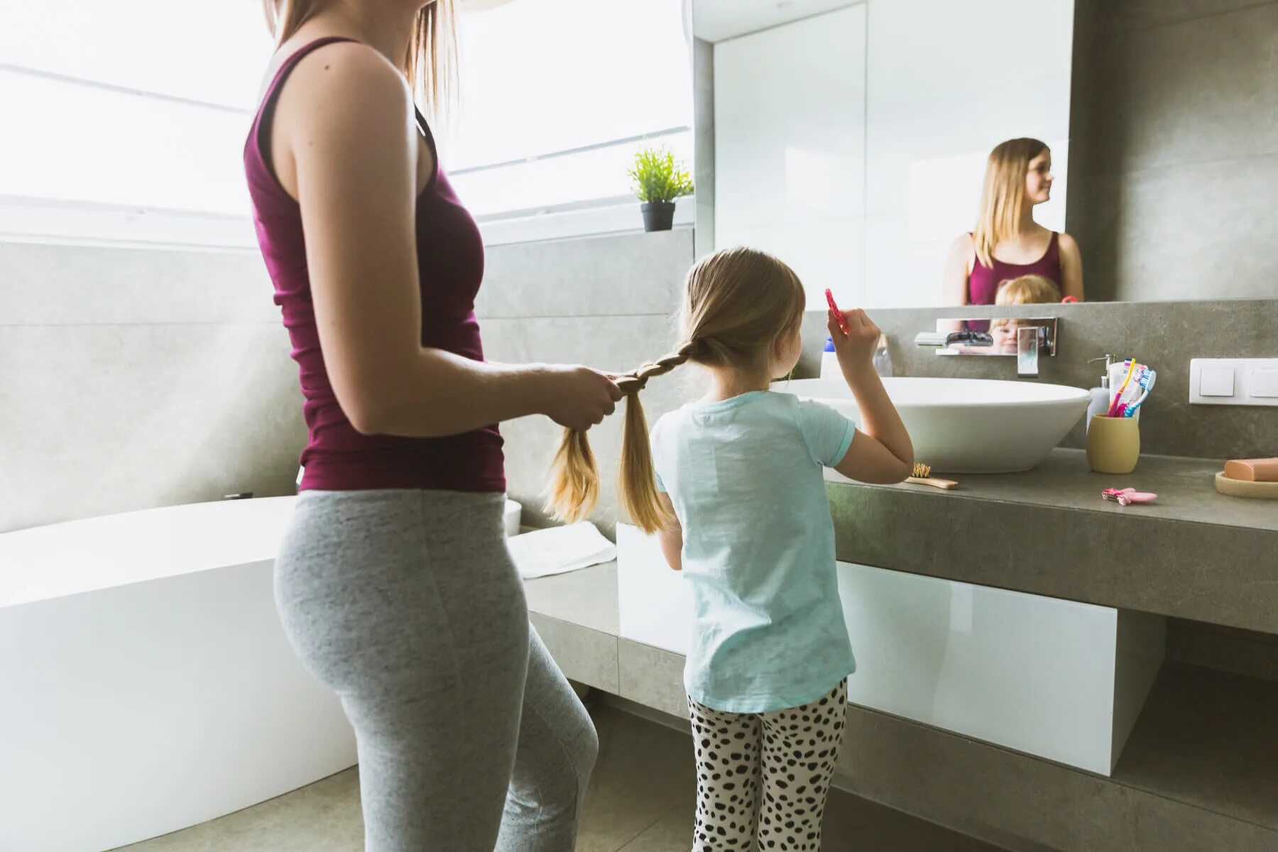 Daughter showers. Мама заплетает. Мама расчесывает волосы дочке. Мама заплетает дочку. Мама заплетает волосы дочери.