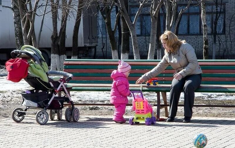 Мама с ребенком на прогулке. Мамы с колясками на прогулке. Мамочки с детьми на прогулке. Мамы с калясками на прогулки. Дети колясками видео