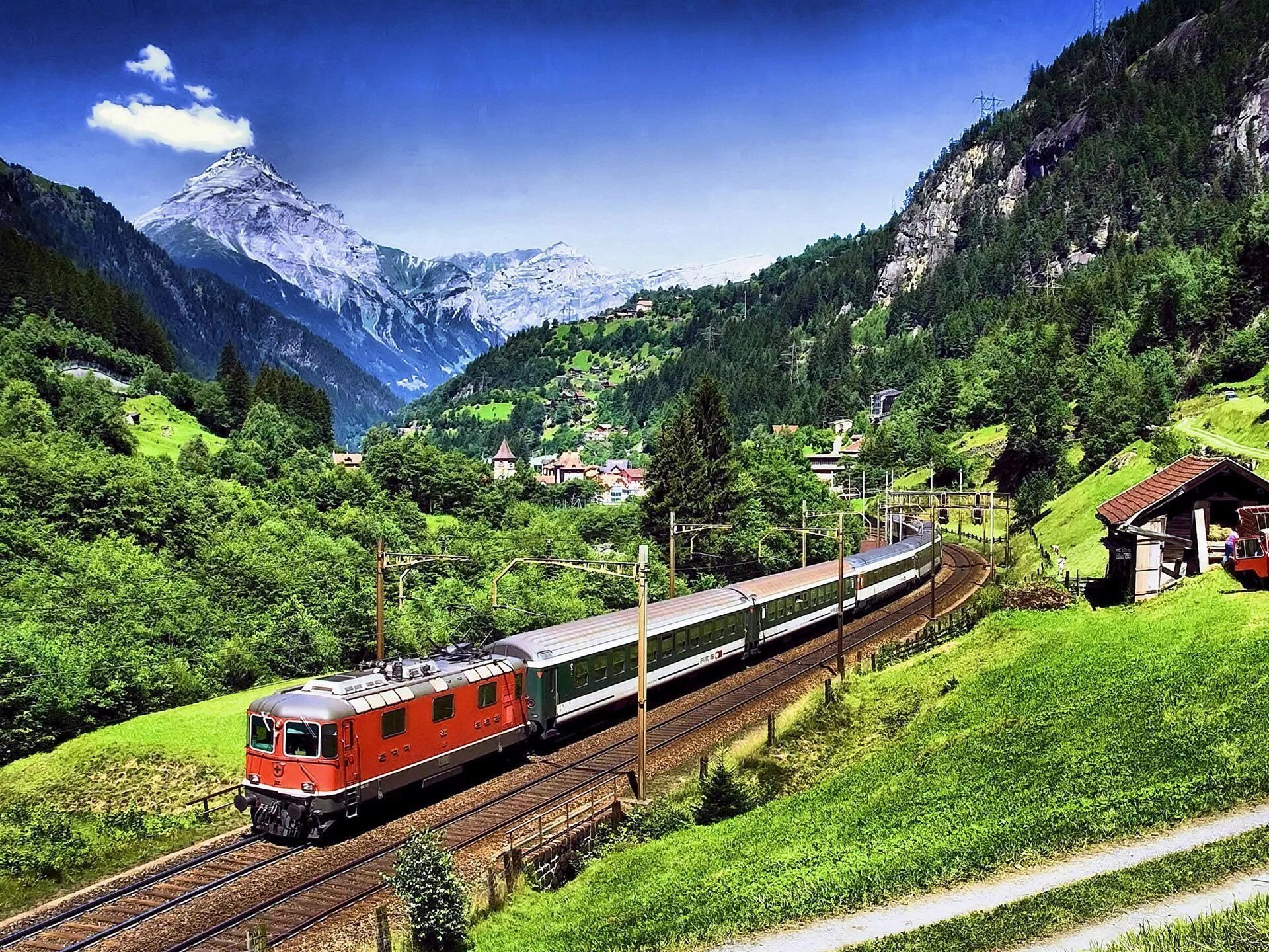 Поезд. Железная дорога в Альпах. Австрийские железные дороги. Красивый поезд. Швейцария поезд.