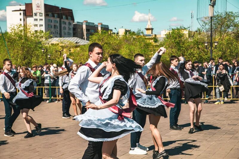 Найти песню после выпускного