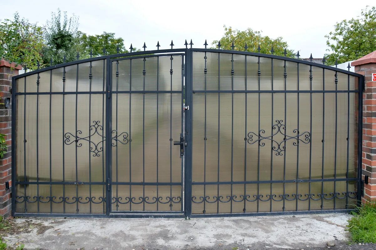 Ворота распашные металлические. Ворота сварные распашные. Красивые распашные ворота. Ворота распашные металлические современные.