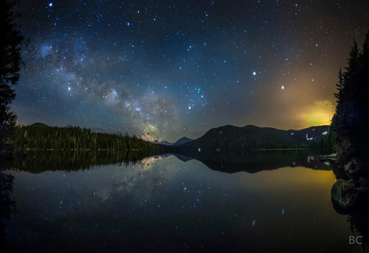 Ночной пейзаж. Озеро ночью. Красивая ночь. Звезды над озером.