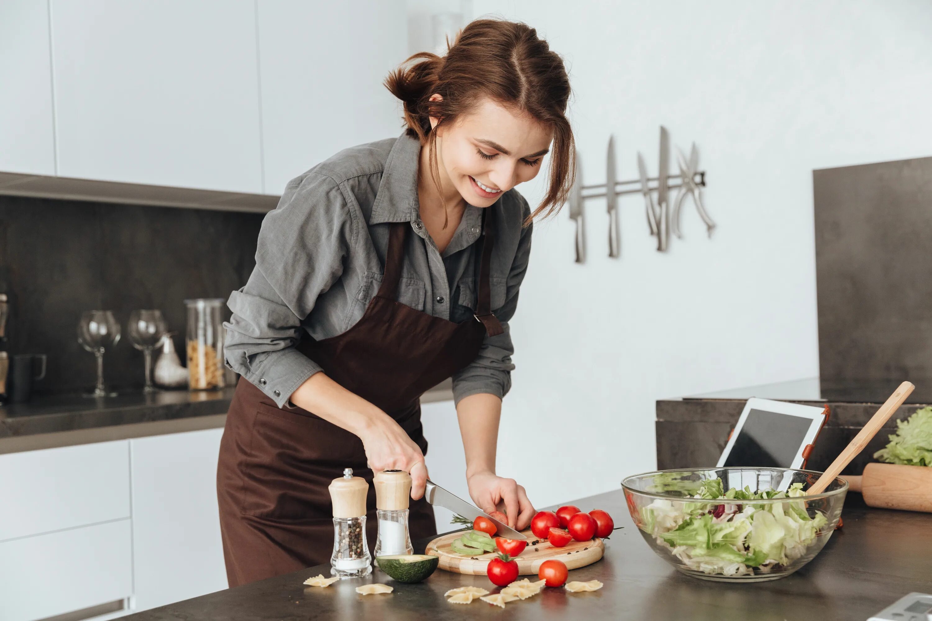 Жена готовит кушать. Женщина на кухне. Девушка готовит. Готовка на кухне. Хобби готовка.