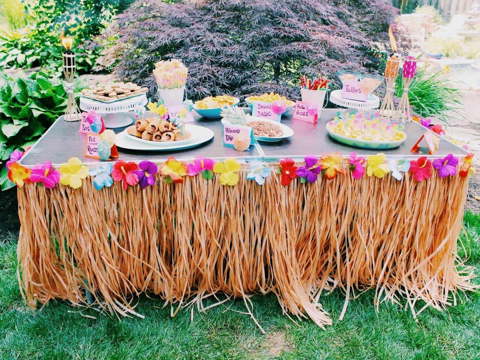 Луау. Детская вечеринка в гавайском стиле. Украшение стола в гавайском стиле. Гавайская вечеринка украшение стола. Украшение праздника на природе.