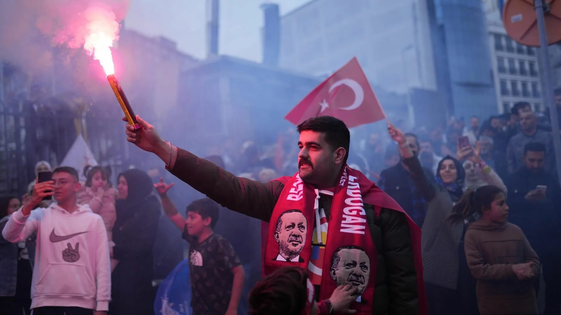 Турецкий флаг фото. Митинги в турции. Turkish democracy. Турция прошла. Стамбул сегодня.