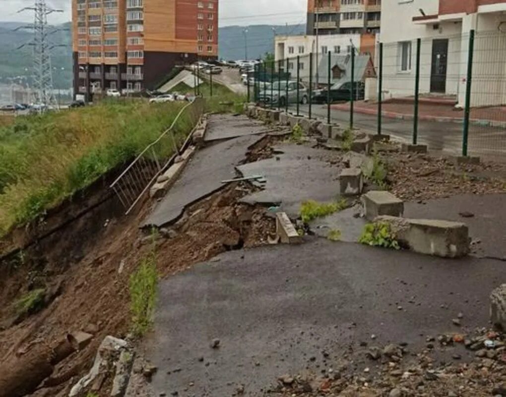 Землетрясение красноярске сегодня. Обрушился склон Красноярск Студгородок. Красноярск Орбита оползень. Огородная 22а Красноярск. Огородная 24 Красноярск оползень.