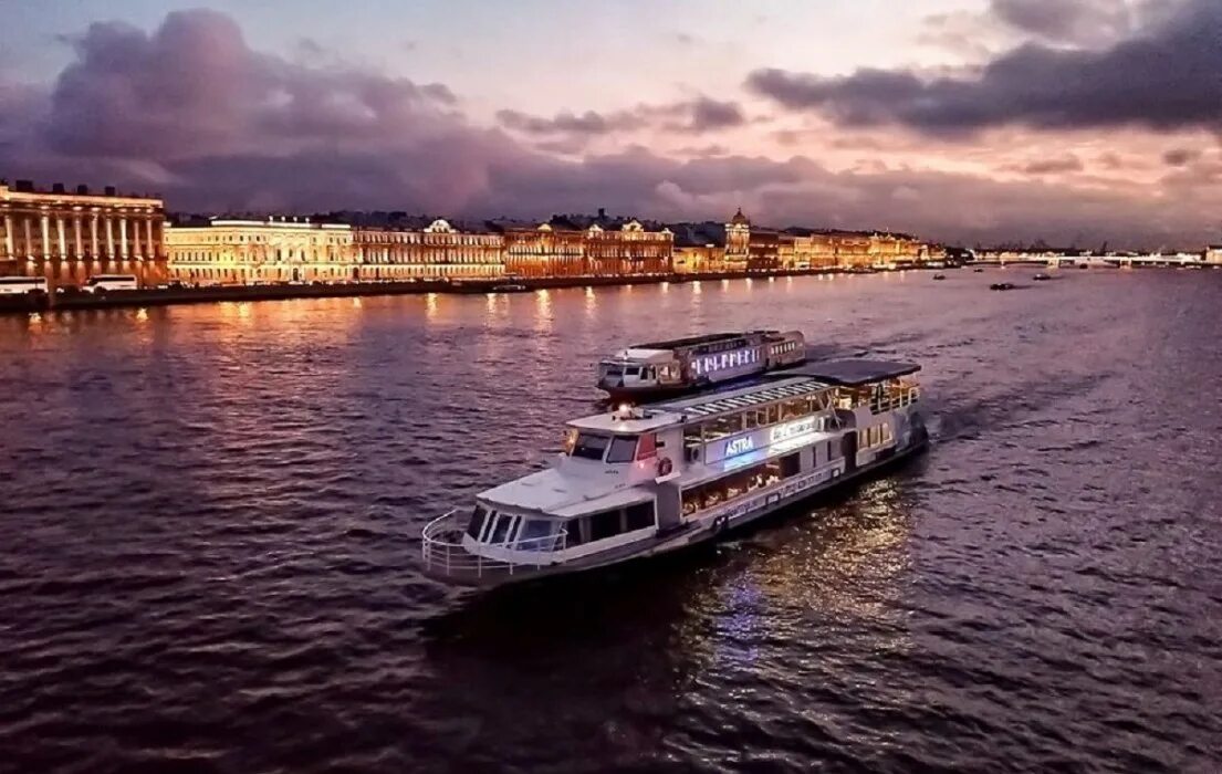 Прогулка на теплоходе развод мостов. Теплоход на Неве Питер.