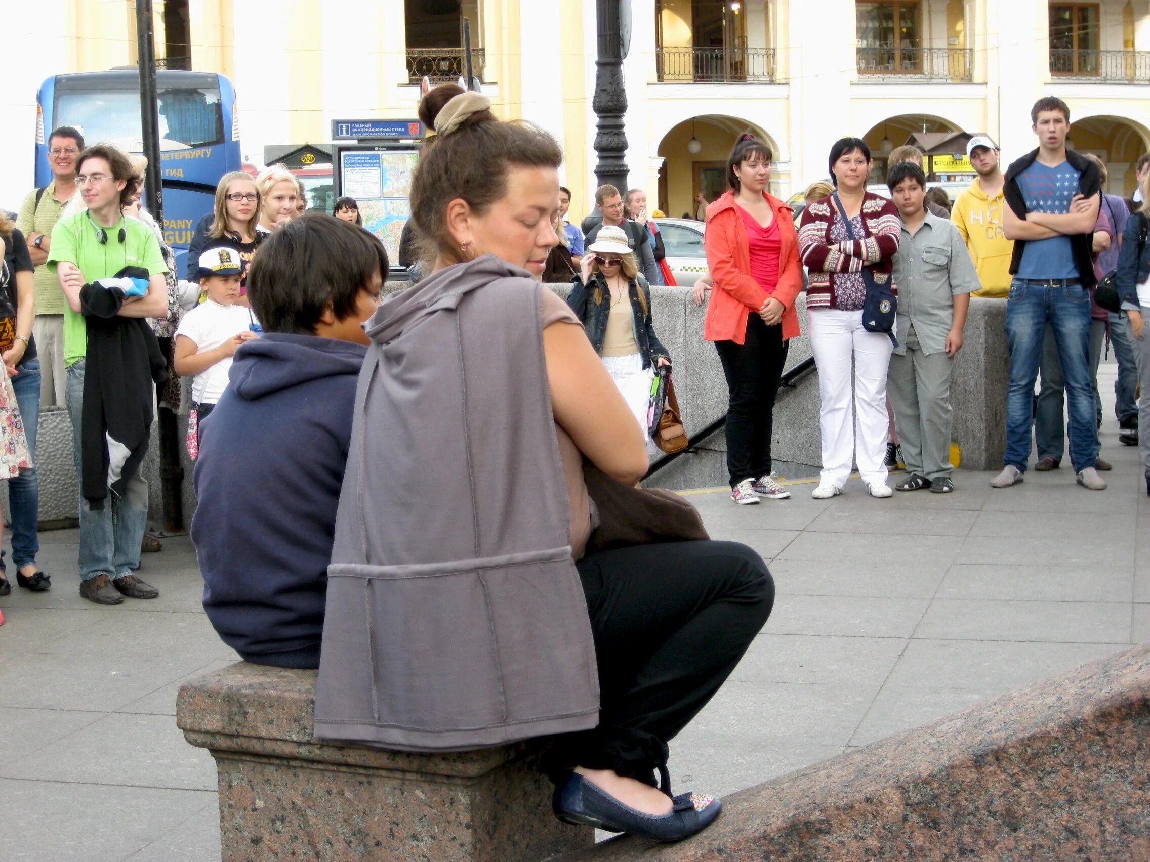 Туристы в Петербурге. Туристы в Петербурге летом. Девочки на Невском проспекте летом. Туристам посвящается.