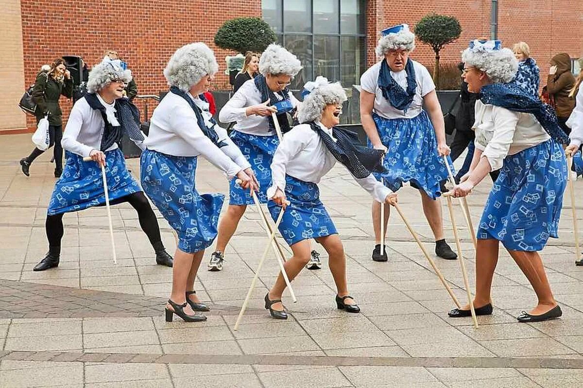 Где бабушки танцуют. Бабушка танцует. Танцующие бабки. Старушка танцует. Старушки пляшут.
