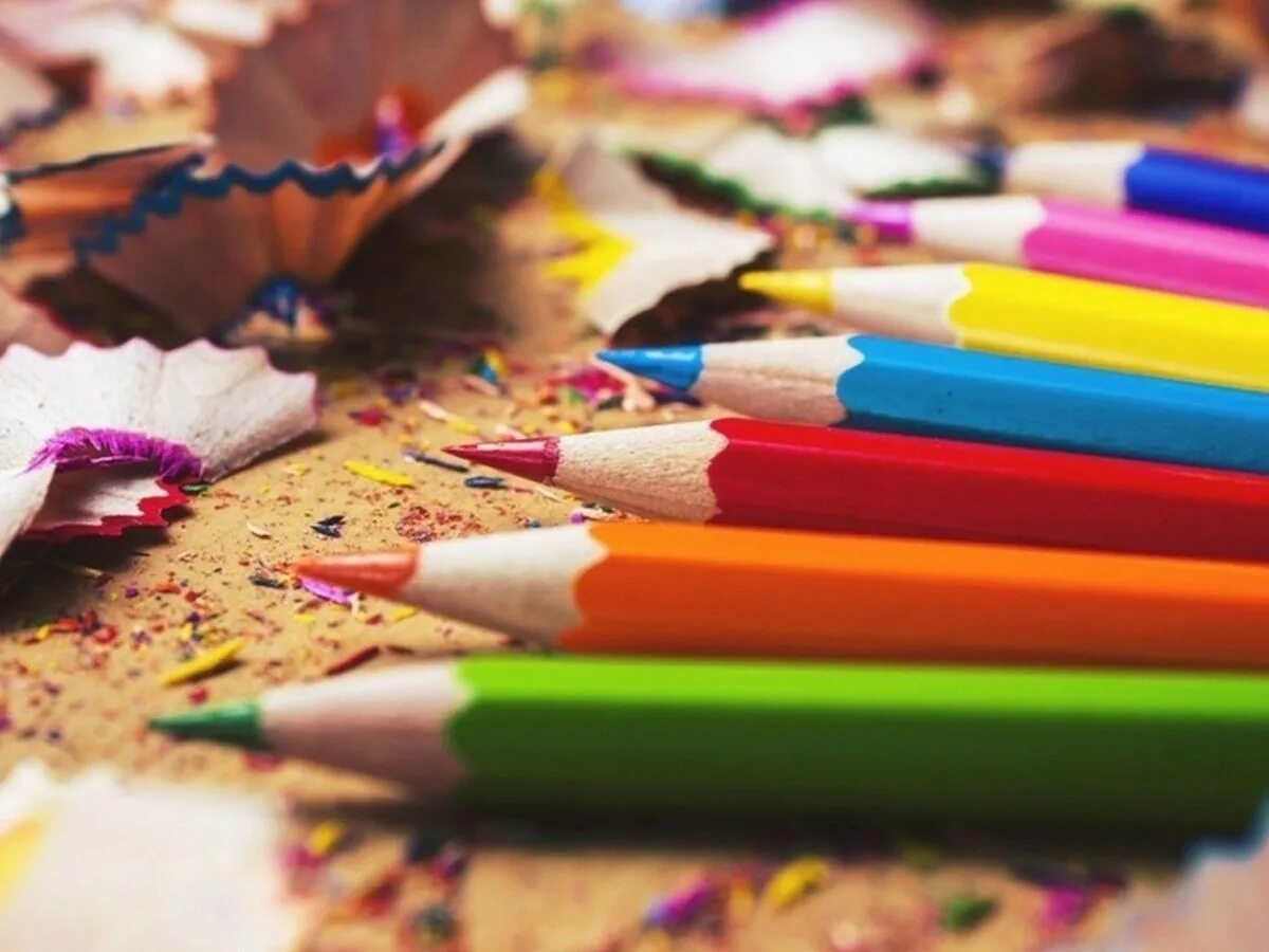 Карандаши цветные. Цветные карандаши на столе. Разбросанные карандаши. Праздник цветных карандашей. День цветных карандашей картинки