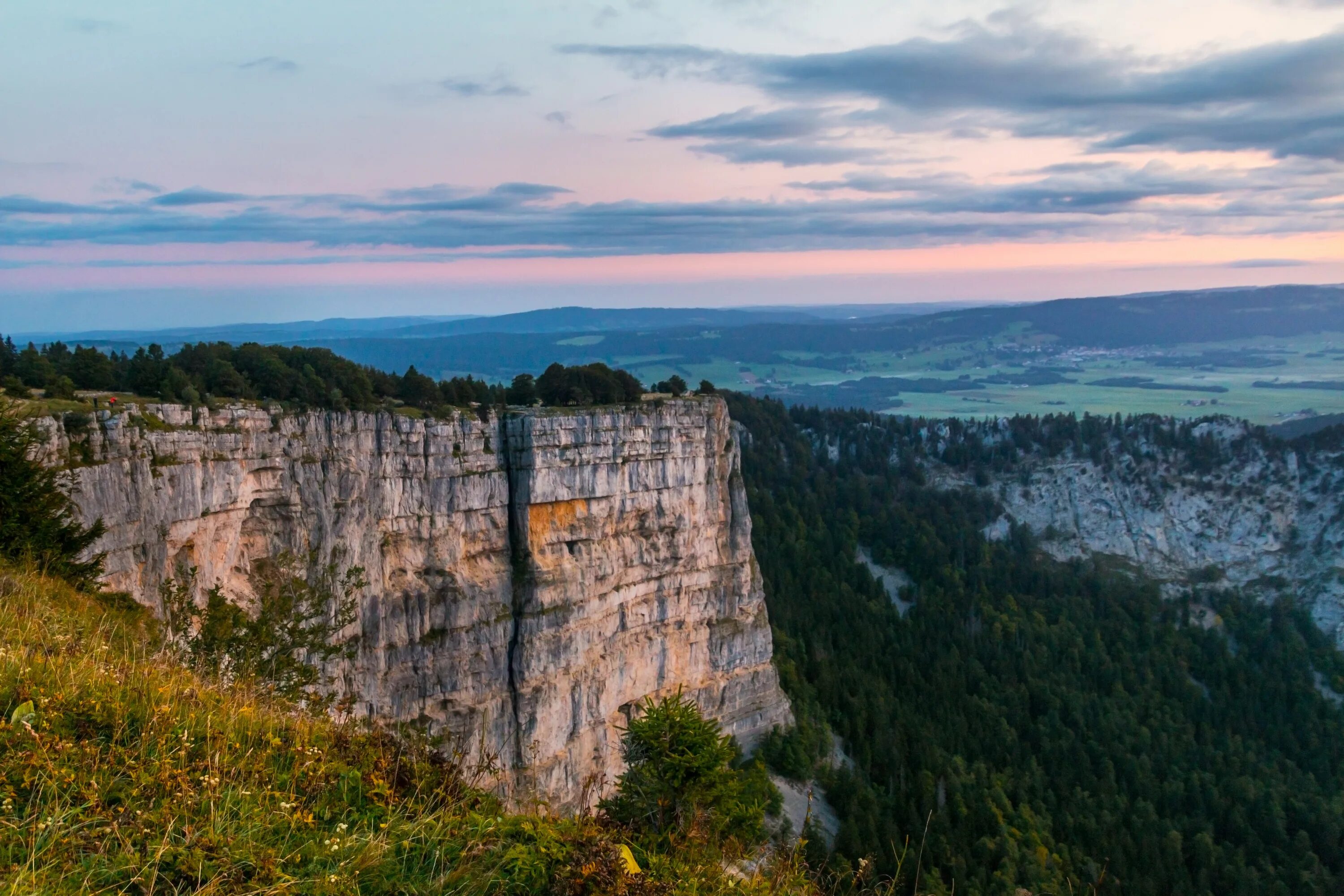 Creux. Creux du van швейцария. кре-дю-ван. солнечная швейцария фото. mountain cliff.