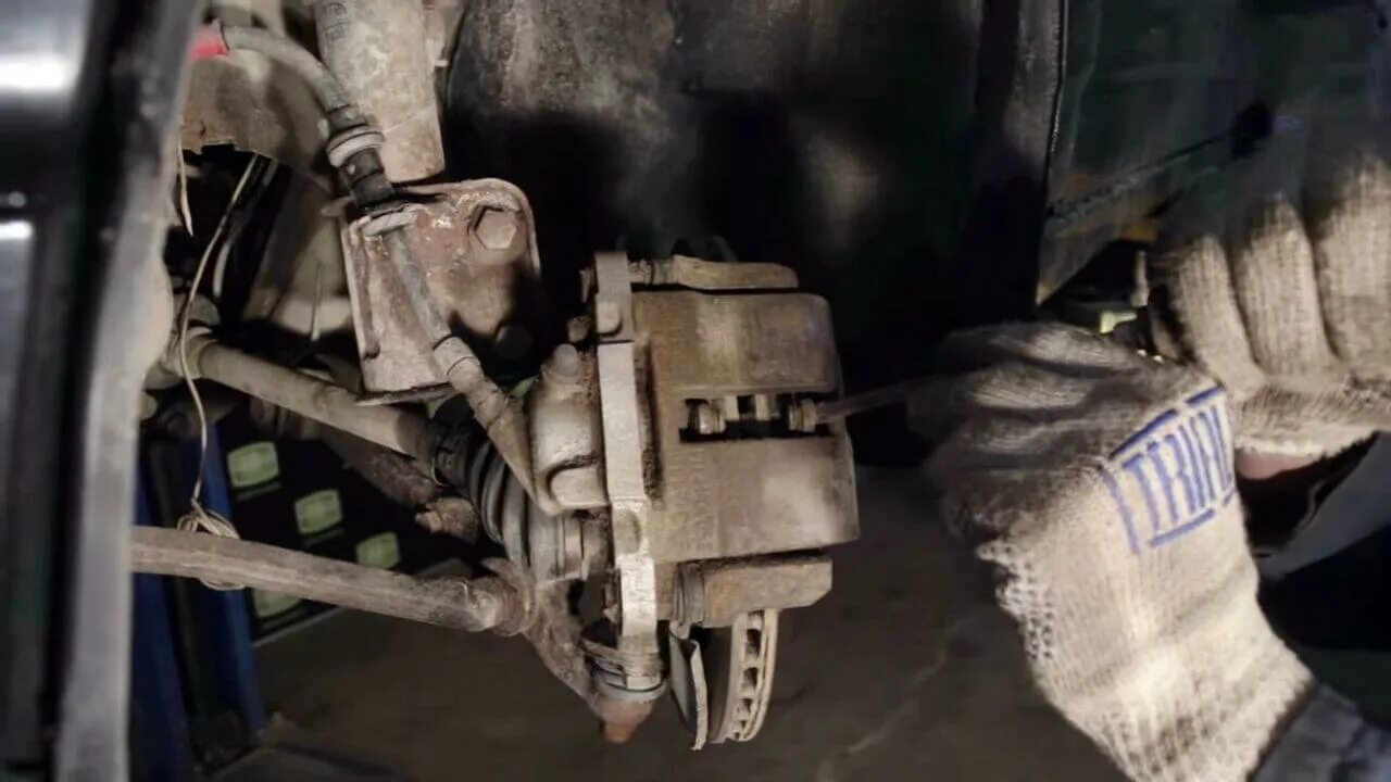 Как заменить тормозные на ваз 2110. Замена тормозного диска ваз 2110. замена тормозной слендер хундай саларис передний.