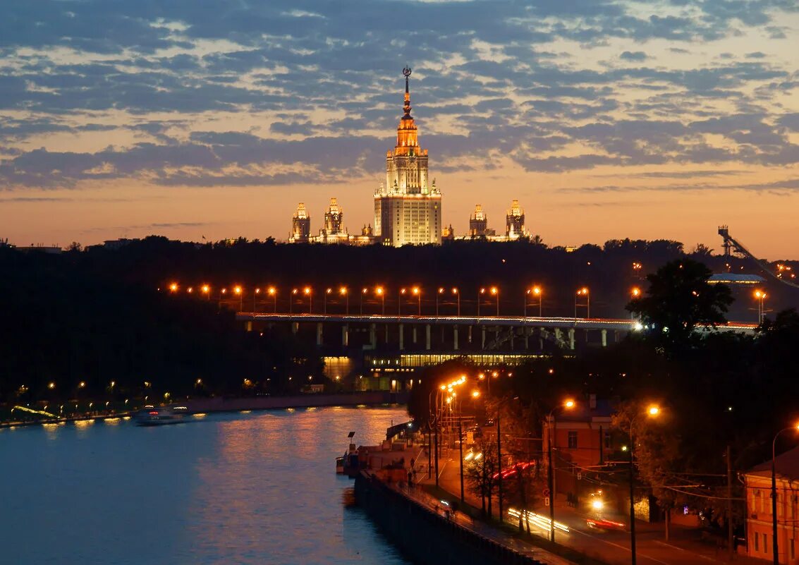 Мгу вечернее. Воробьёвы горы Москва. Москва вечером МГУ Воробьевы горы. Воробьевы горы МГУ вечер. Воробьевы горы набережная МГУ.