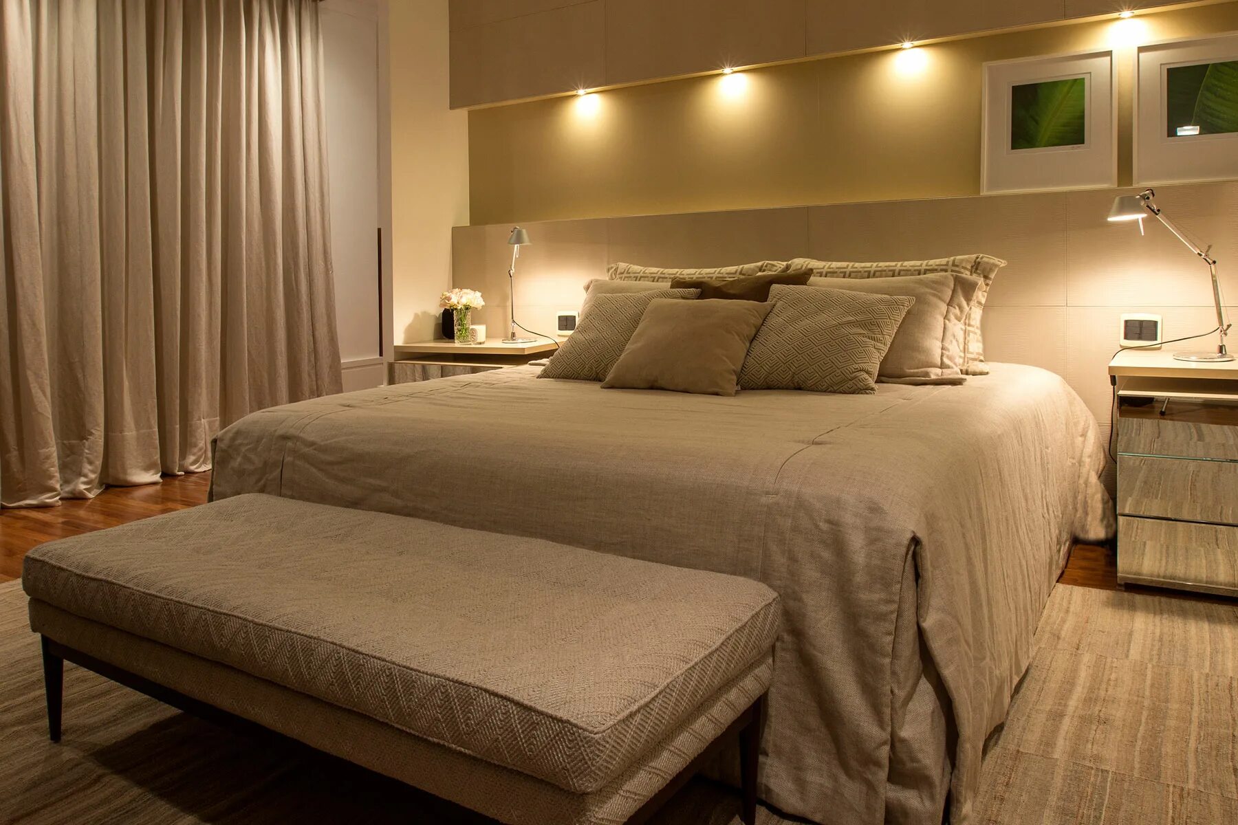 Стоит над кроватью. Кровать у окна в спальне. Шторы за кроватью в спальне. Стоит над кроватью. Светильники над кроватью.