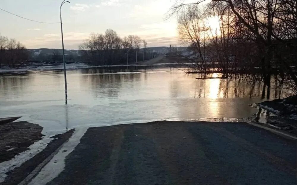 Сброс воды в сорочинском водохранилище. Паводок. Сорочинское водохранилище. Паводок в Бузулуке. Паводок фото.