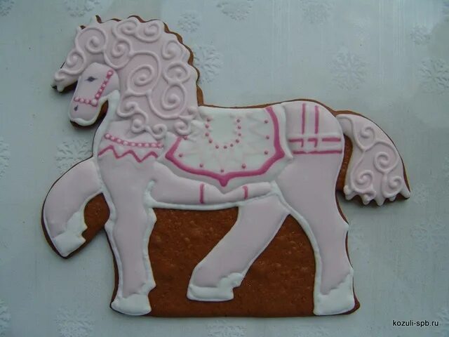 Конь с розовой гривой со. Пряник конь с розовой гривой. Пряник конь. Пряник в виде коня. Пряник розовый конь.