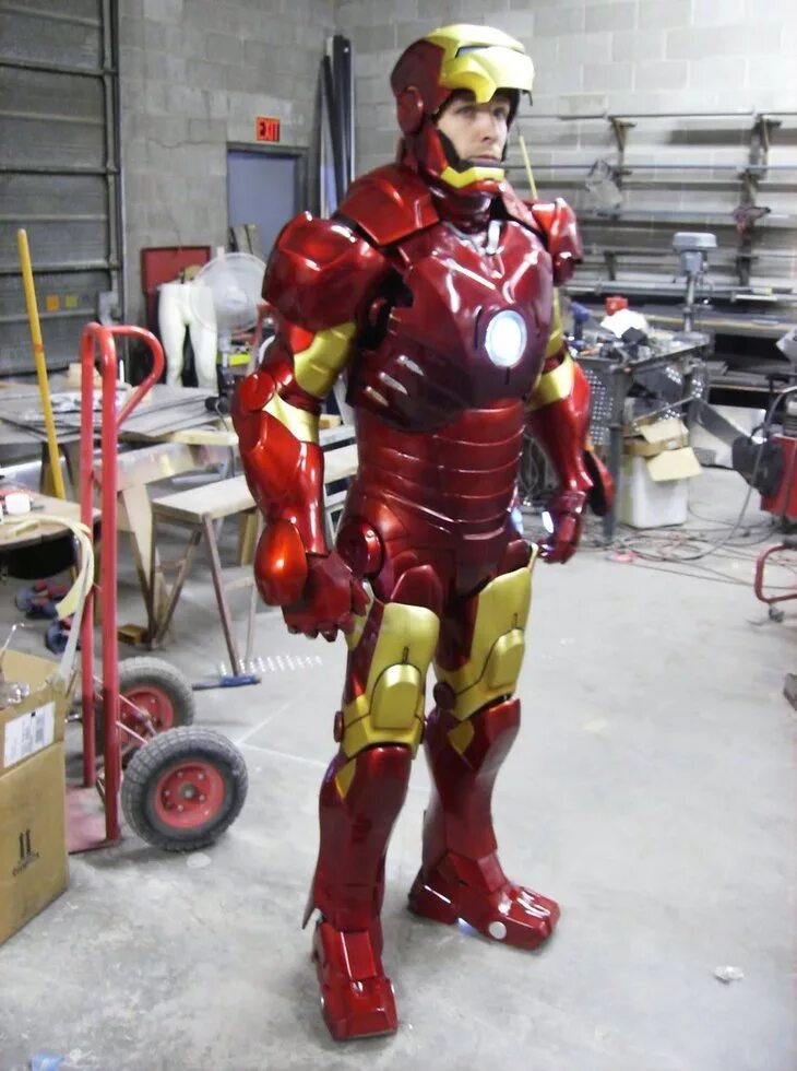Костюм тони старка в реальности. Вернётся ли железный человек. Смерть тони старка в мстителях финал. Ли железный. Мертвый железный человек.