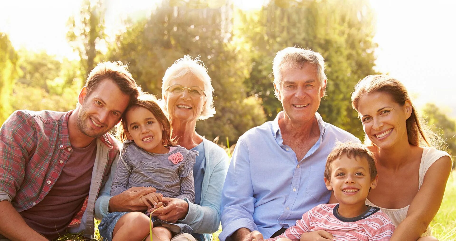 родители и дети. большая счастливая семья. фотография семьи. дети являющиеся родственниками. счастливая семьясемья.