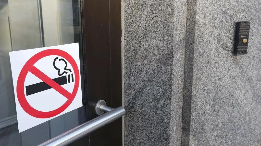 Продажа без маркировки штраф. Запрещено открывать табачный шкаф. Зона запрета курения 15 метров. Контроллер табачной зоны. Запрещено открывать табачный шкаф без разрешения кассира.