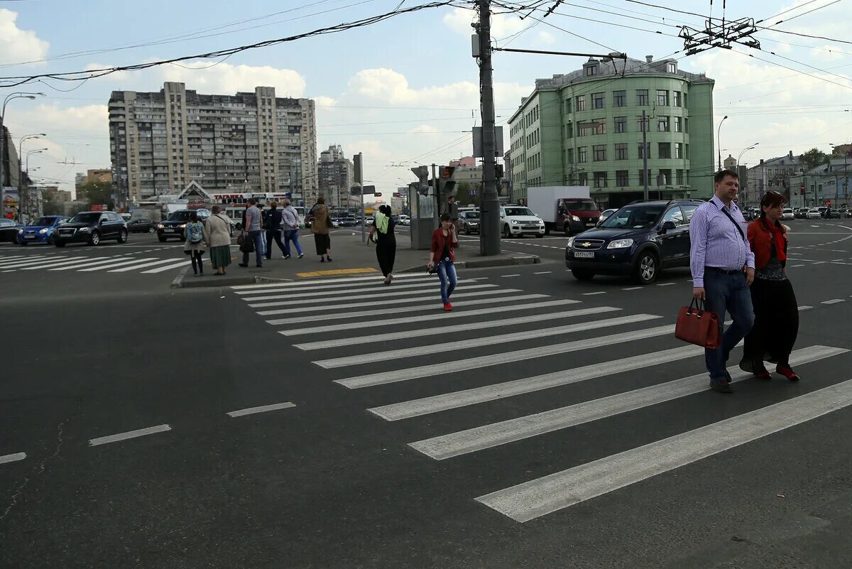 Пешеходы в Москве. Непропуск пешехода. Непропуск пешехода на пешеходном переходе. Штраф за пешеходный переход. Велосипед пешеходный переход штраф