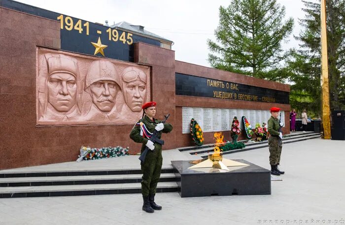 Южноуральск победы. Вечный огонь Южноуральск мемориал. Вечный огонь город Южноуральск. Южноуральск площадь. Южноуральск достопримечательности.