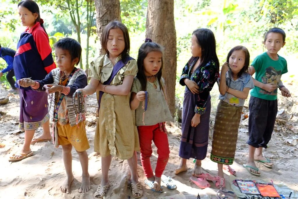 Children village live. UNICEF Лаос. Традиции Лаоса дети. Семья Лаос. Занятия детей в Лаосе.