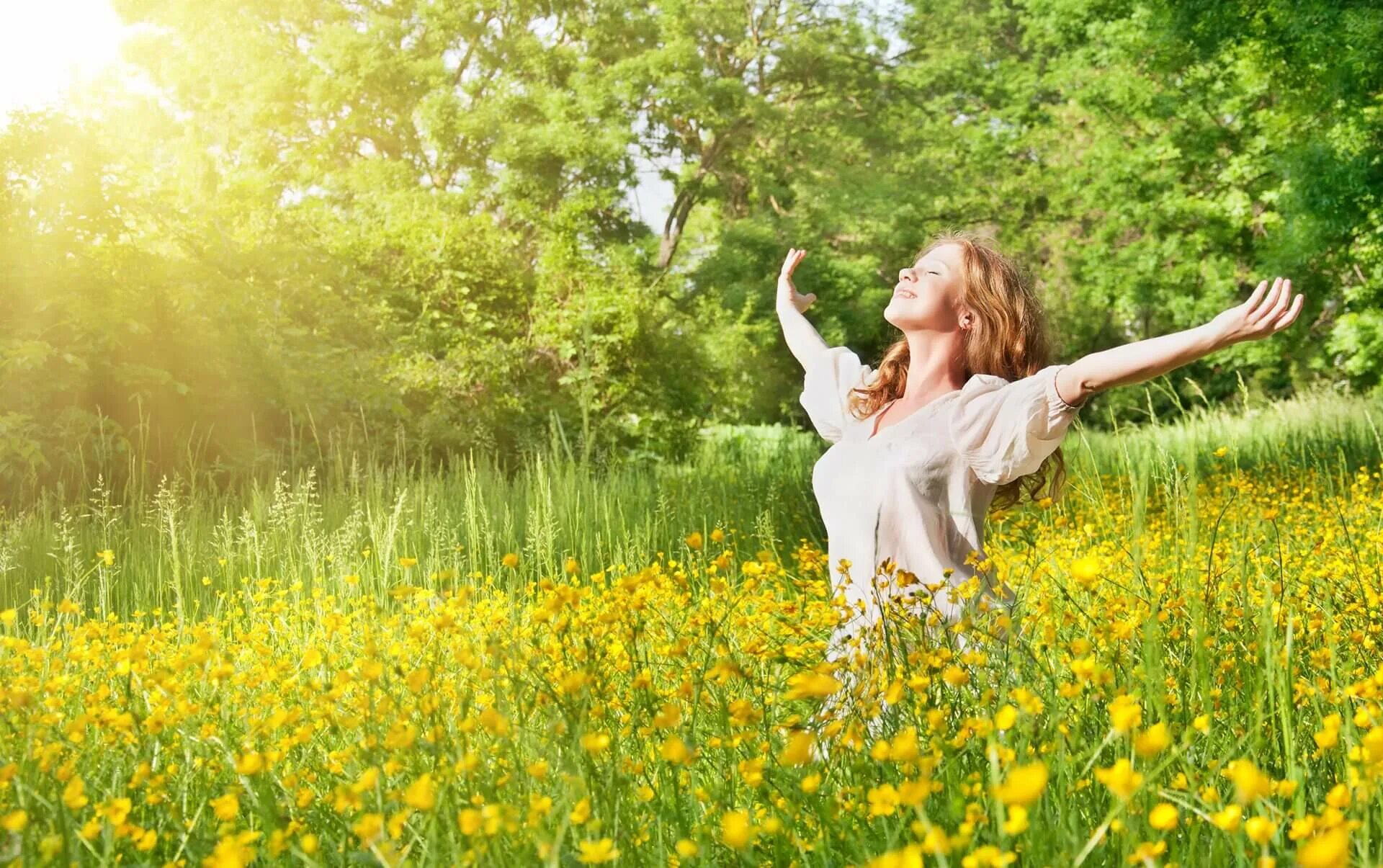 Was the best in spring. Счастливая девушка на природе. Человек и природа. Счастье природа. Радость жизни природа.