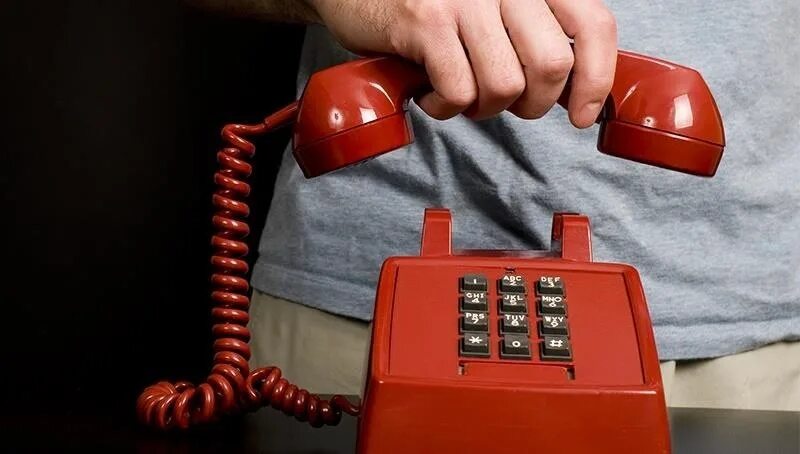 Кнопка отклонить вызов. Телефонный звонок. Трубка телефона висит. Парень с трубкой телефона. Мужчина с телефонной трубкой.