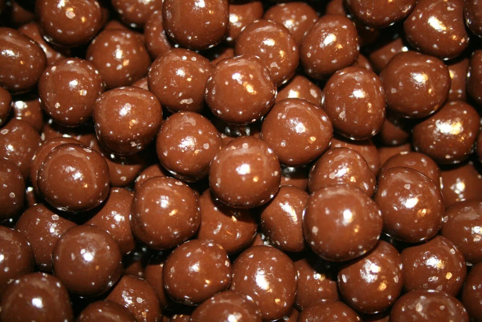 Вафельные драже. Hazelnuts шоколад. Драже в шоколаде. Шоколадные вафельные шарики. Вафельное драже в шоколаде.