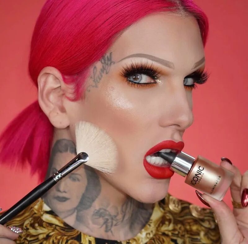 Мужчина красит губы. Джеффри Стар. Тушь Jeffree Star. Бьюти блоггеры Джеффри Стар. Джеффри Стар тушь плетка.