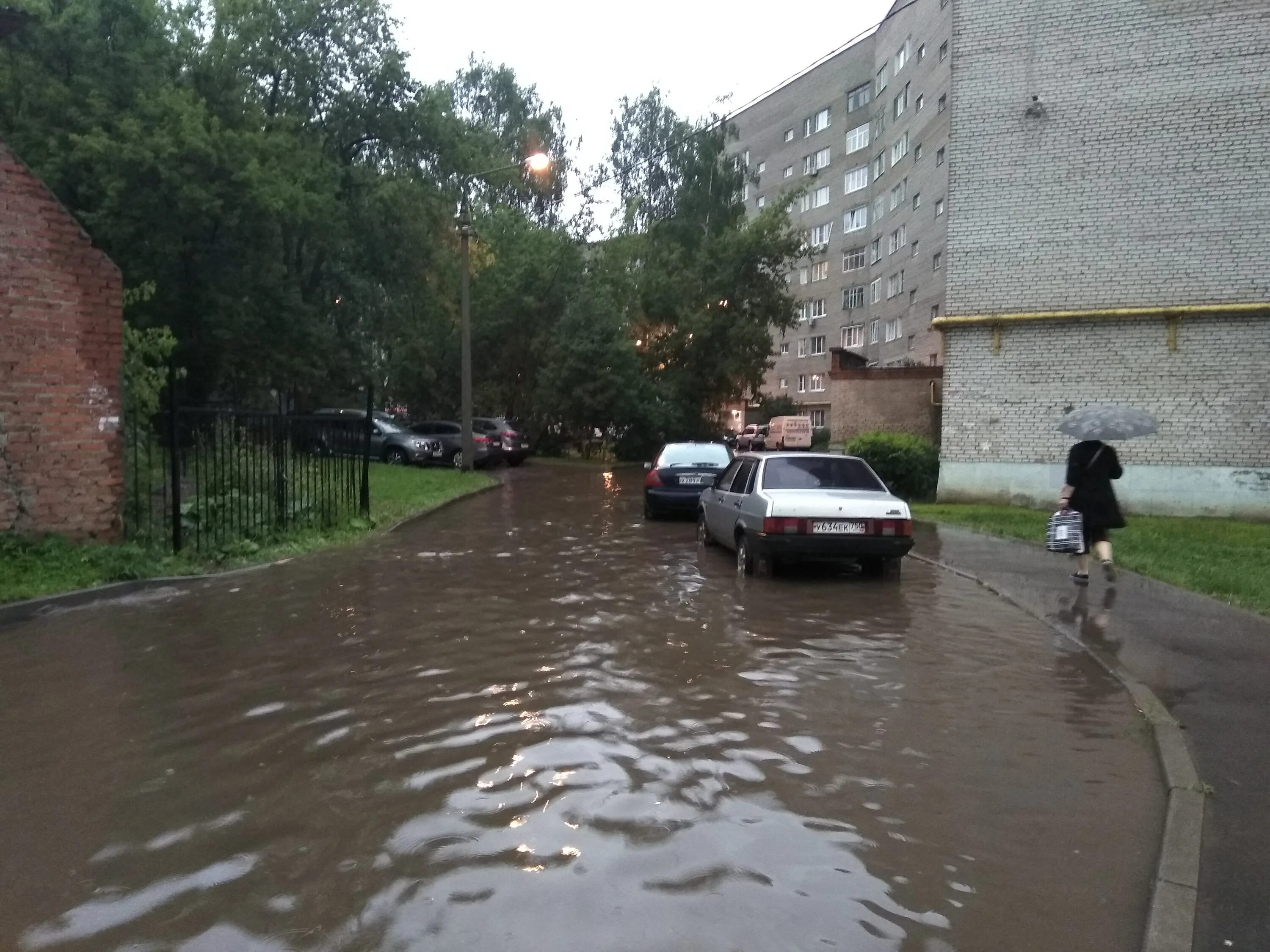 Погода в луховицах по часам. Луховицы потоп. Ливень на дороге. Улицы после дождя. Ливень ураган.