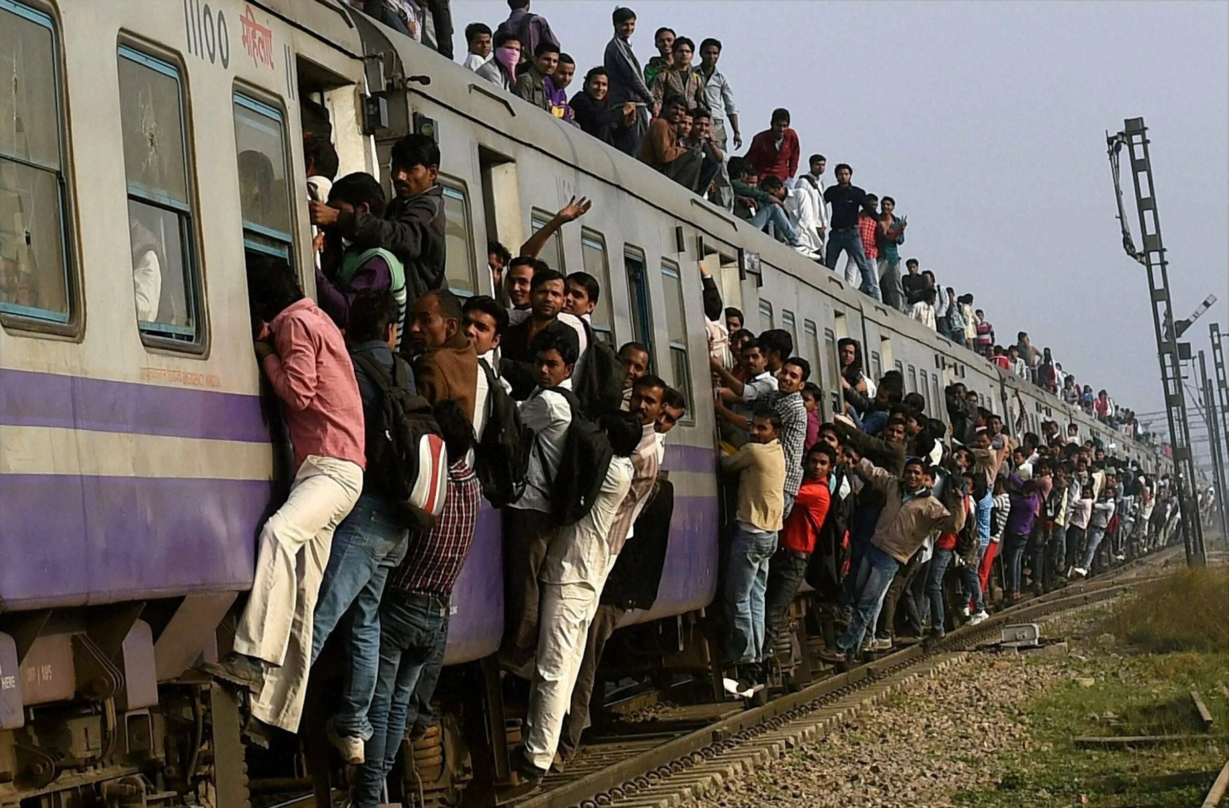 Поезд в Индии. Индийские вагоны. Переполненные поезда в Индии.