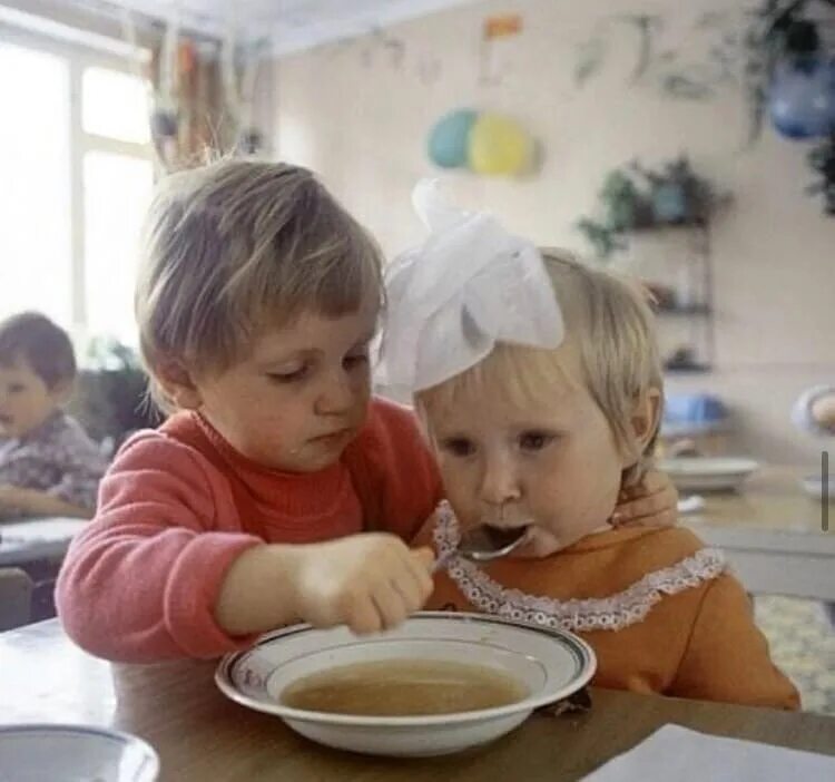 Ничем в садике была. Обед в детском саду. Дети обедают в детском саду. Завтрак в детском саду. Обед в детском саду СССР.